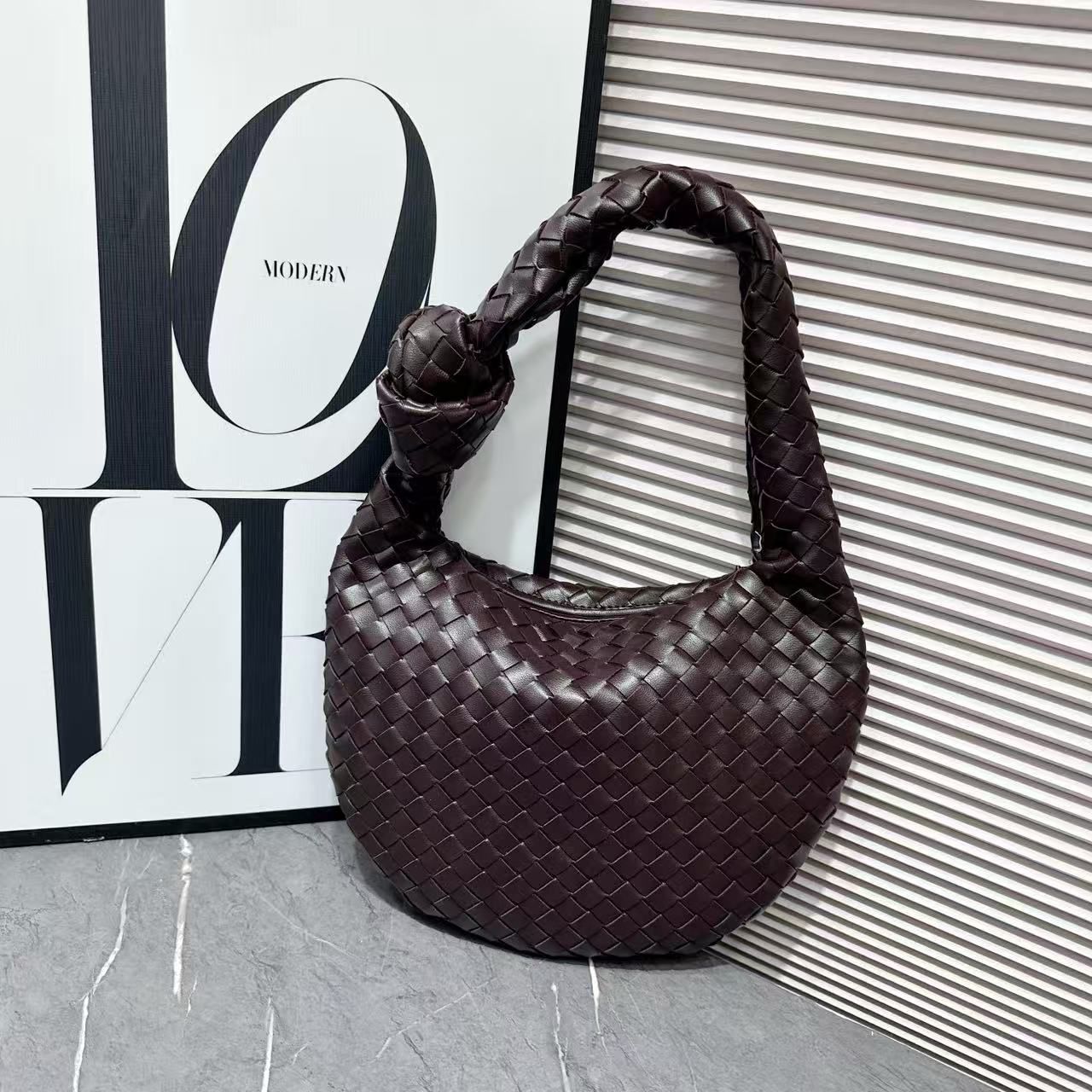 Bottega Veneta Teen Jodie (Fondant / Dark Brown)
