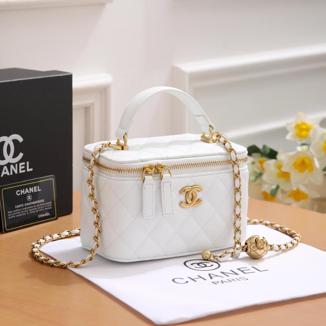 Chanel Small Vanity Case with Chain (white Lambskin with Gold Hardware)