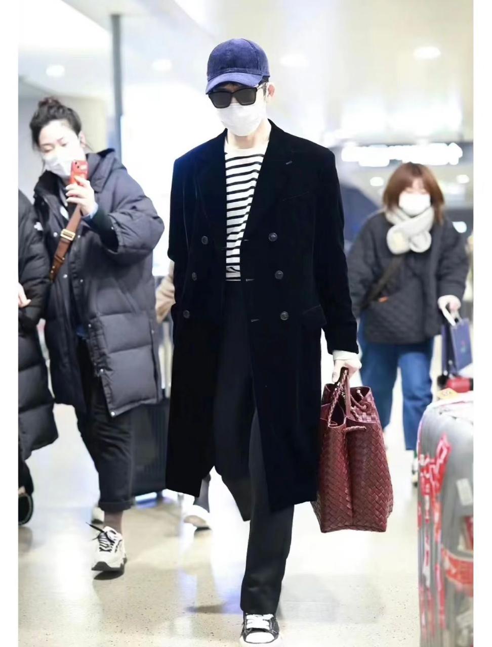 Bottega Veneta Small Andiamo Bag (Barolo / Deep Burgundy)