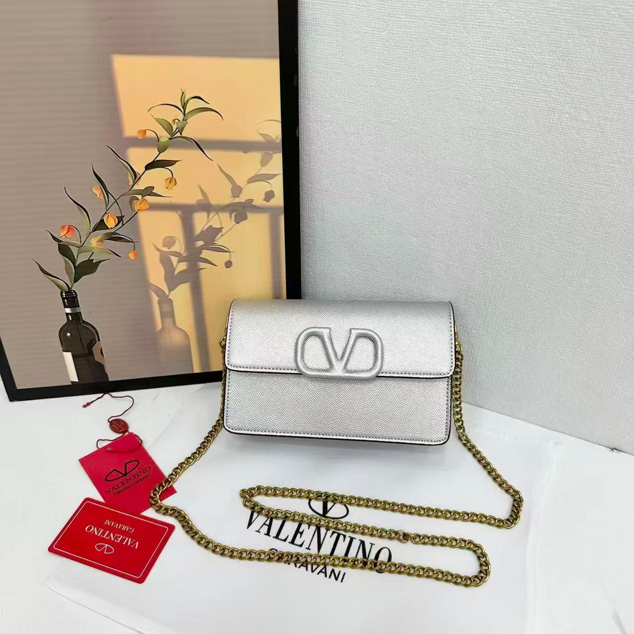 Valentino Garavani VLogo Signature Metallic Grainy Calfskin Chain bag(Silver)