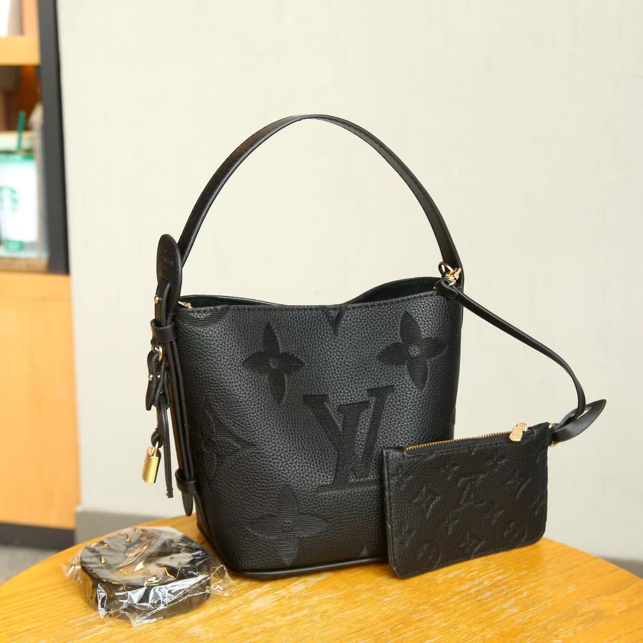 Louis Vuitton Capucines BB (Black)