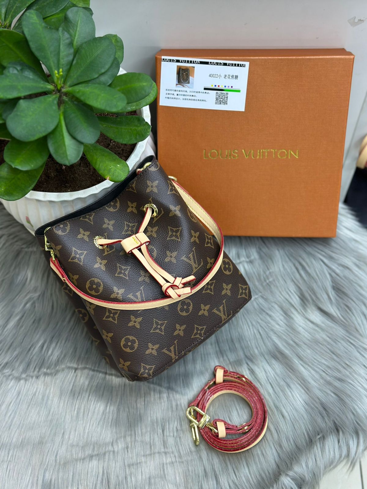 Louis Vuitton NéoNoé BB (Monogram Canvas with Rose Poudre / Vachetta Trim )