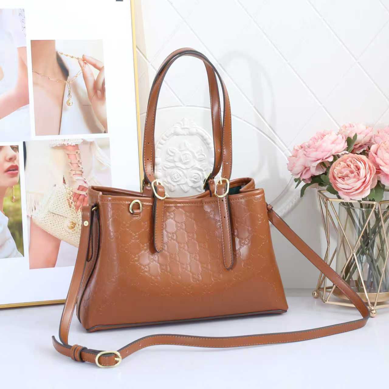 Gucci Signature Leather Tote (Tan/Light Brown)