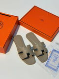 Étoupe Taupe Flat Sandal – Signature H-Cut Epsom Leather Slide