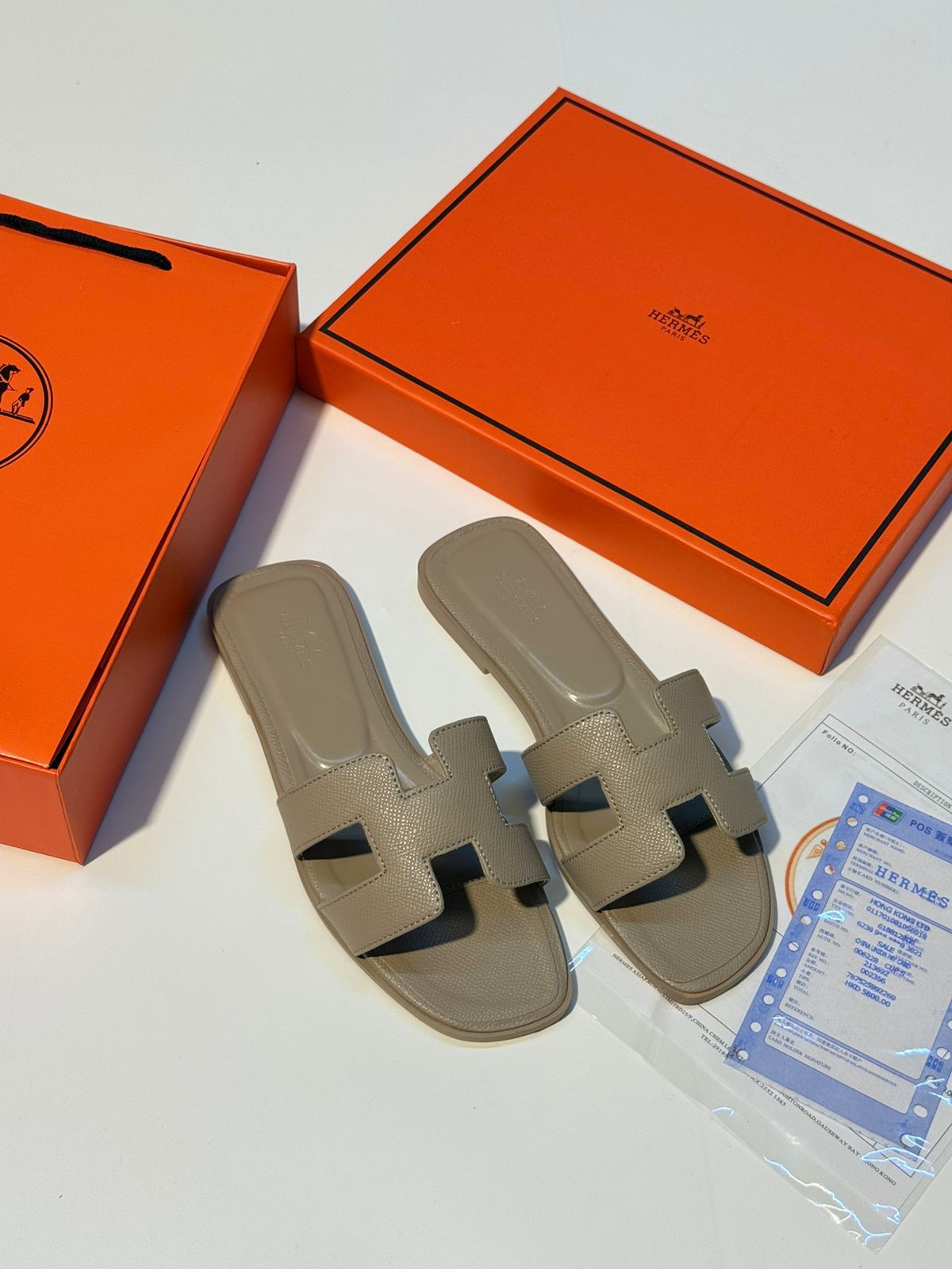 Étoupe Taupe Flat Sandal – Signature H-Cut Epsom Leather Slide