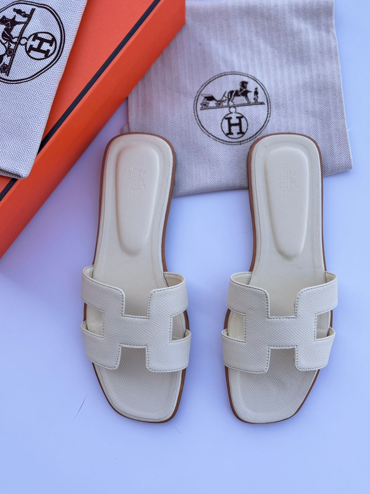 Hermès Oran Sandal (Craie)