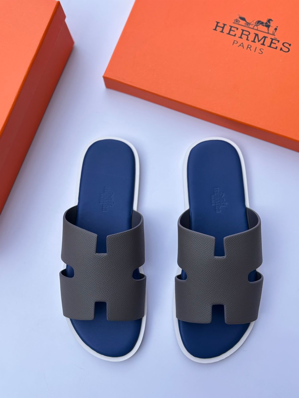Hermès Izmir Sandal (Étain / Bleu Thalassa)