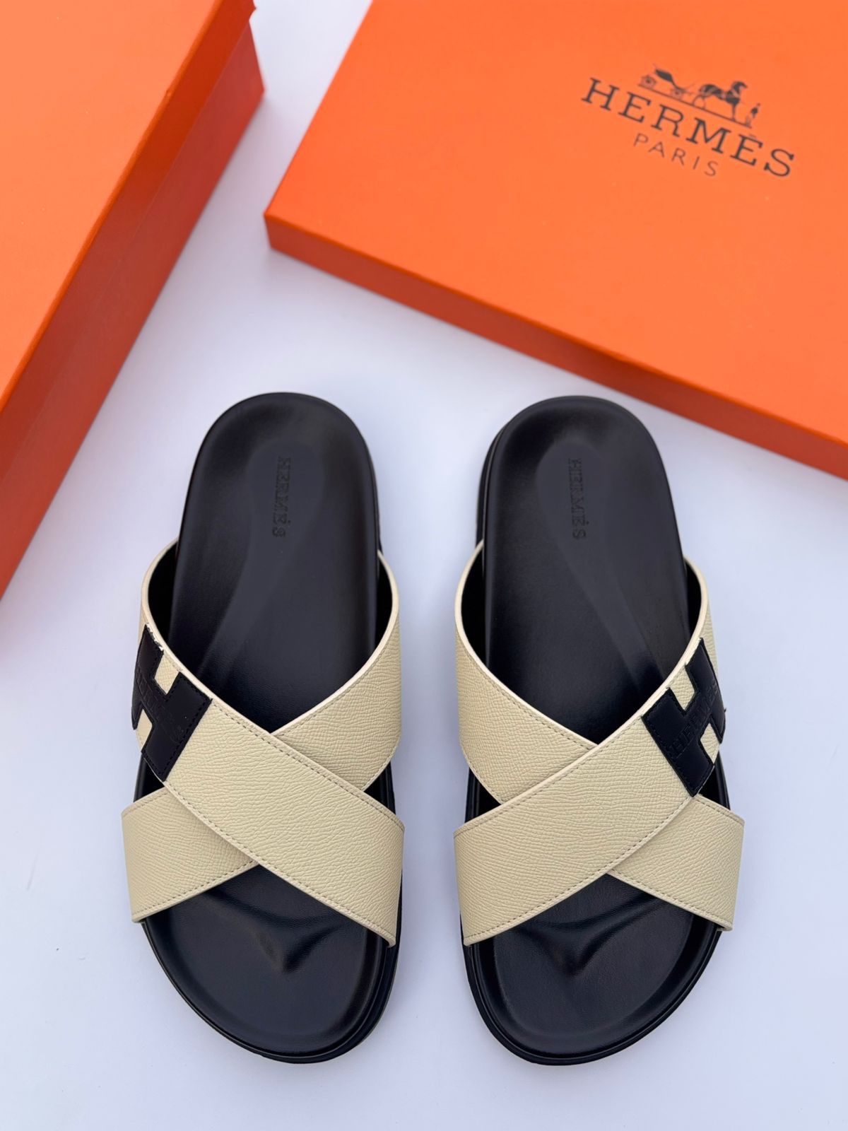 Hermès Chypre Sandal (Beige / Noir)