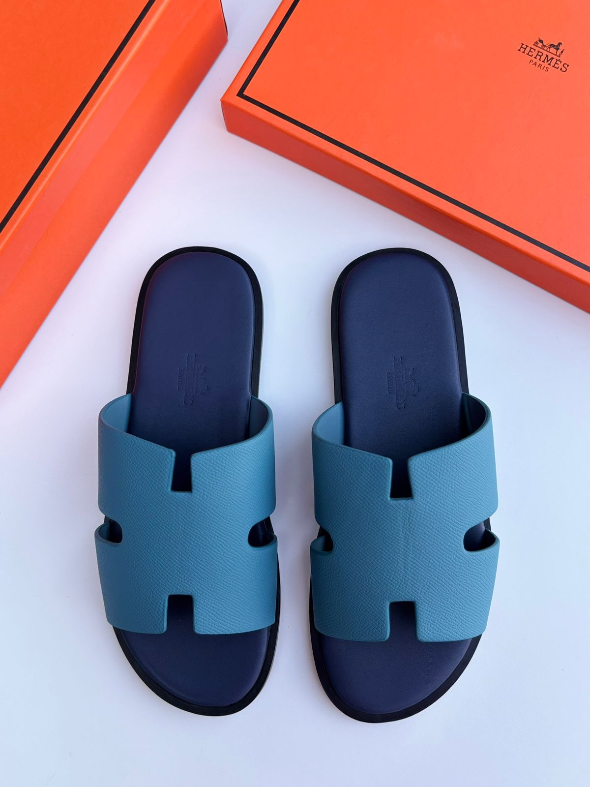 Hermès Izmir Sandal (Bleu Orage / Bleu Marine)