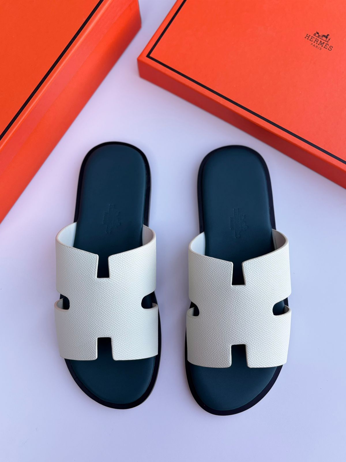 Hermès Izmir Sandal (Blanc / Bleu Marine)