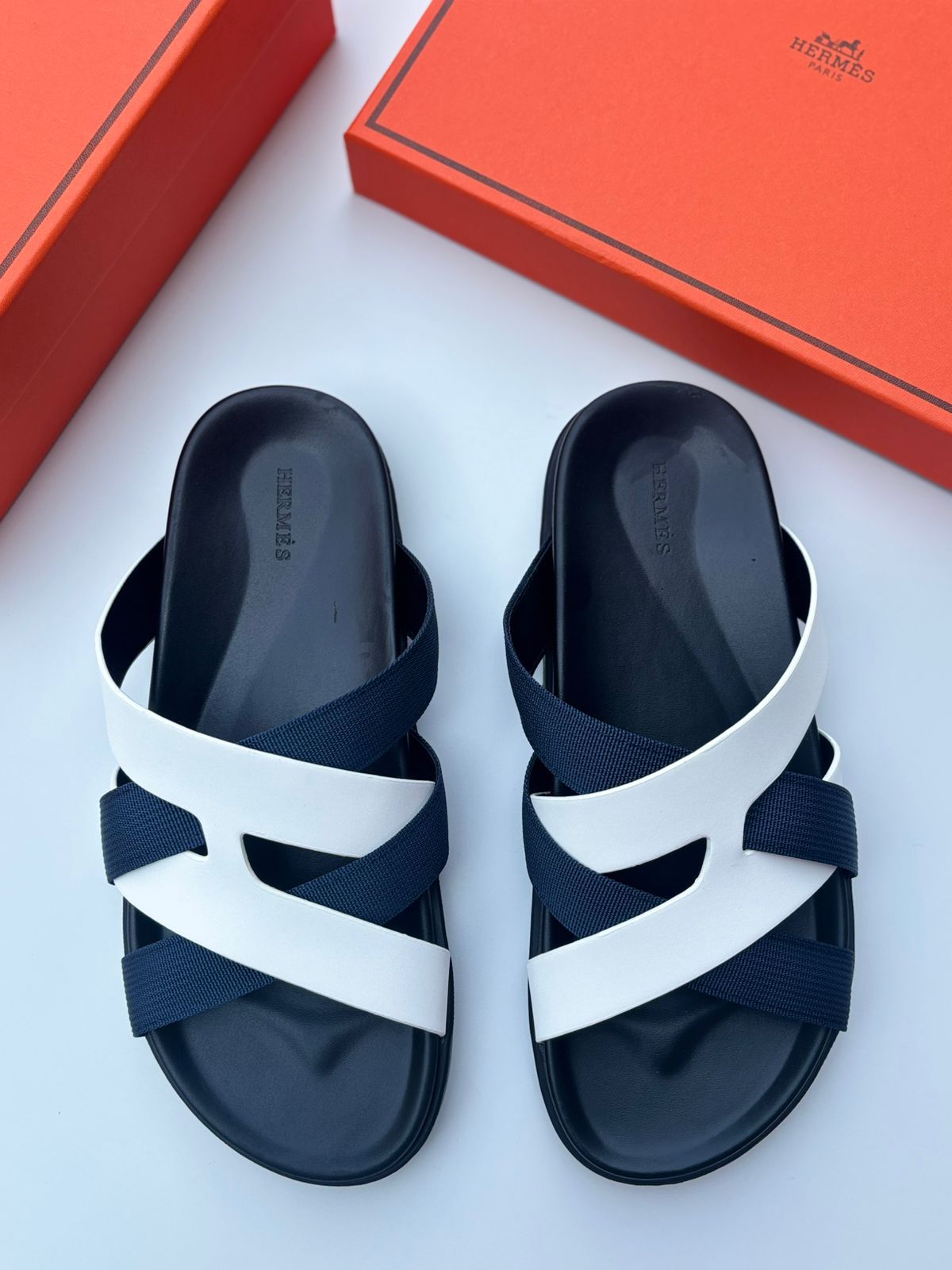 Hermès Electra Sandal (Blanc/Bleu Marine)