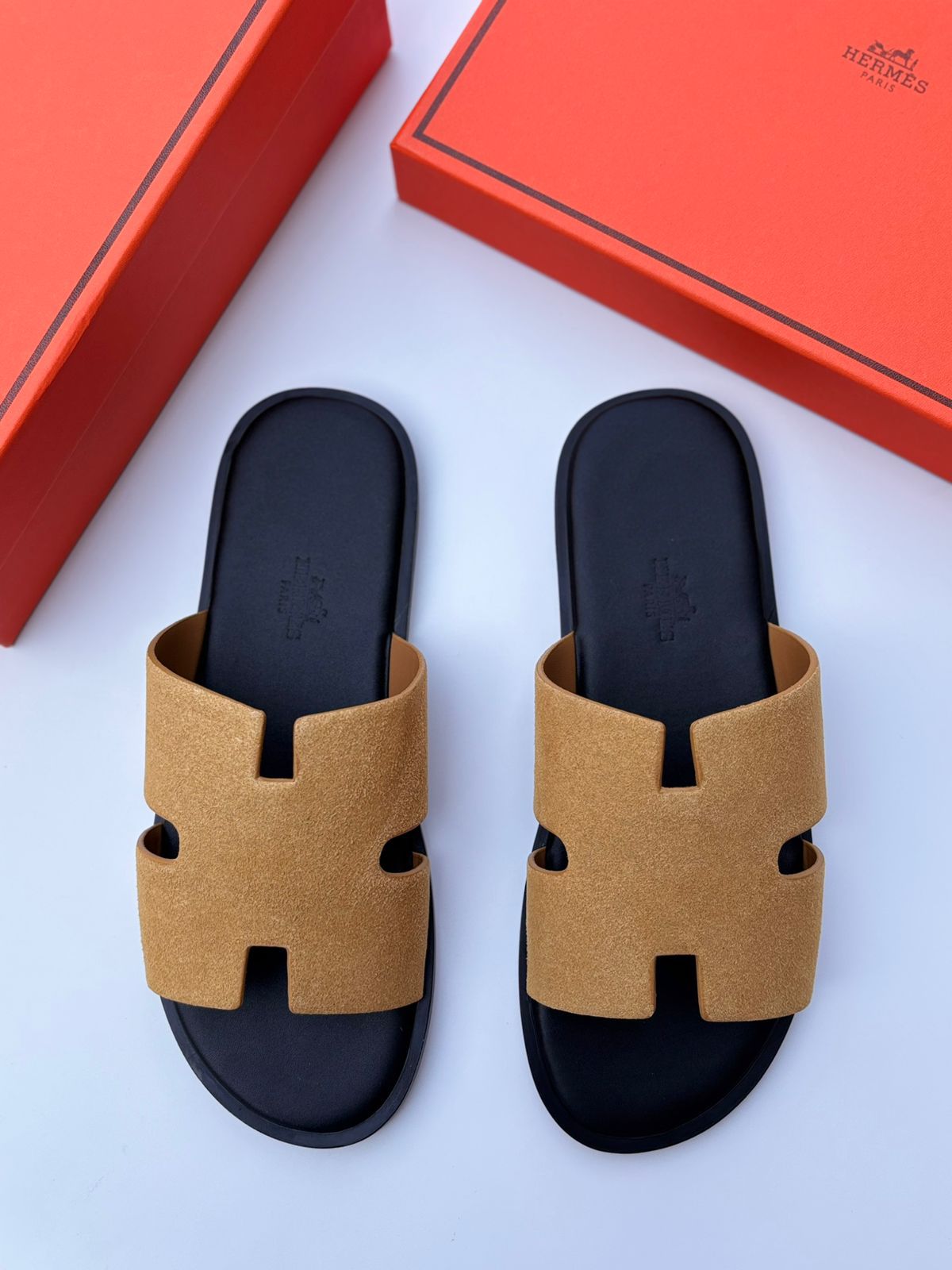 Hermès Izmir Sandal (Ocre / Noir)