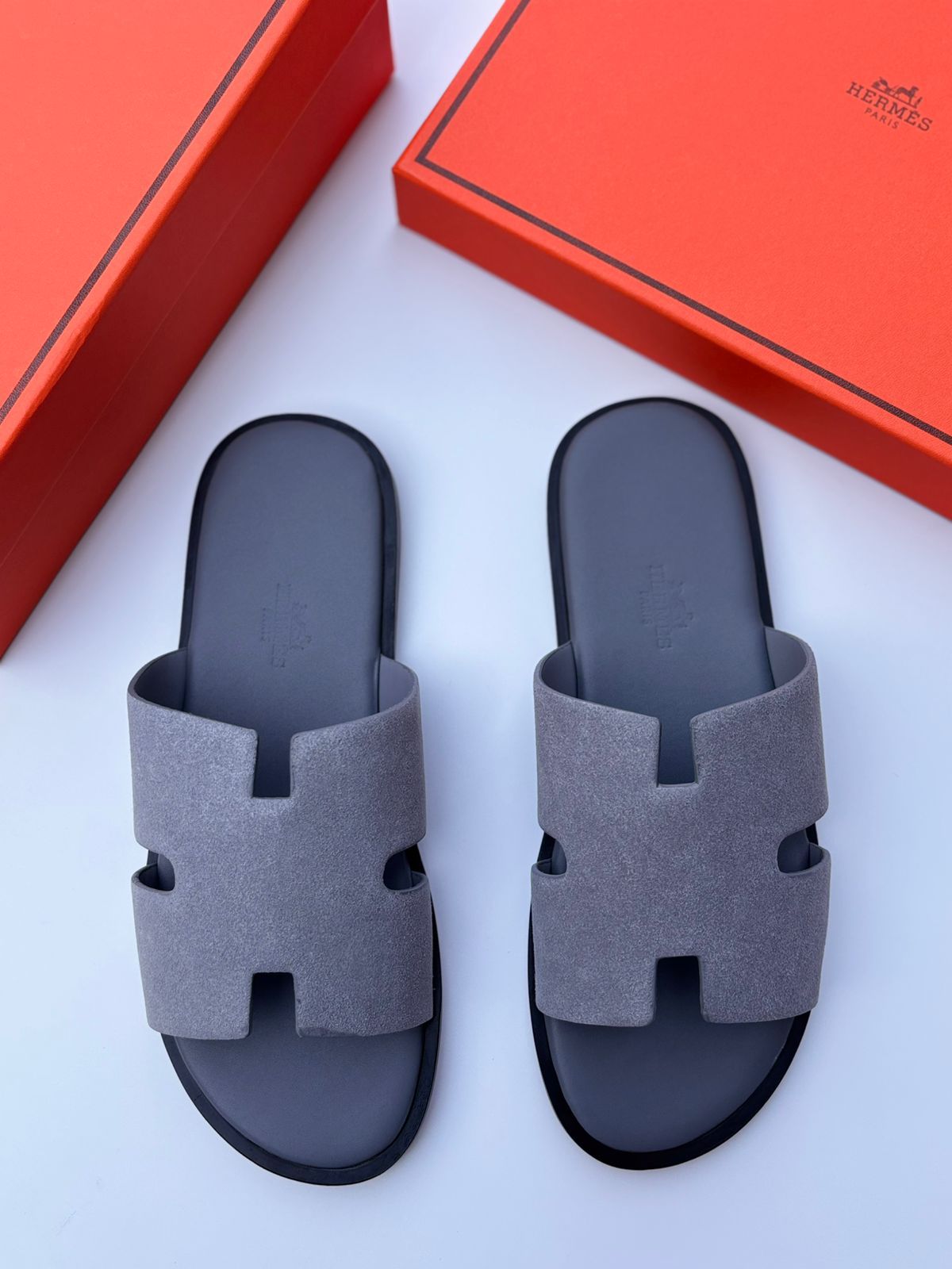 Hermès Izmir Sandal (Gris Mouette / Noir)