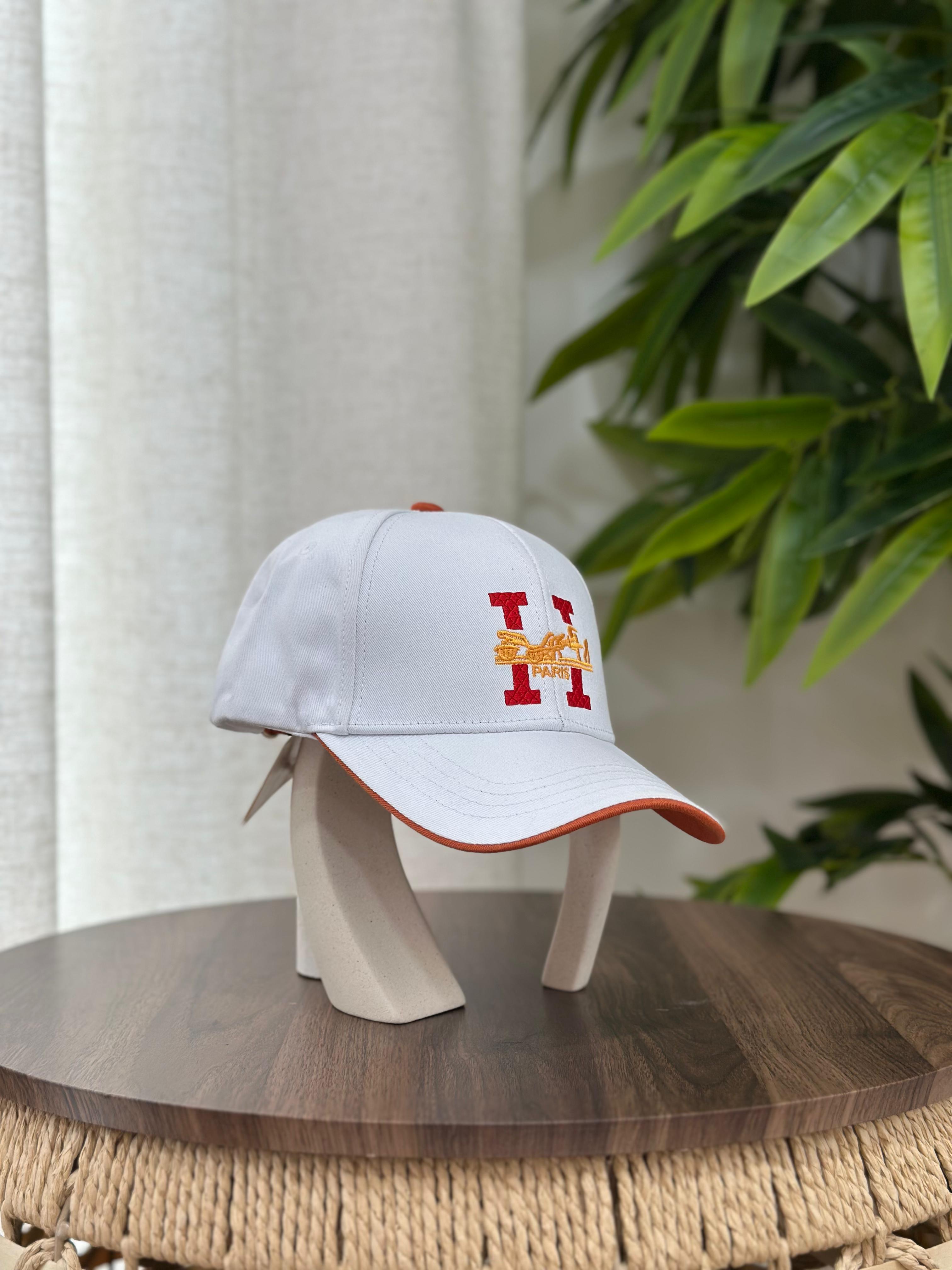 Hermès Miles "H" Circle Cap (Off-White/Rouge)