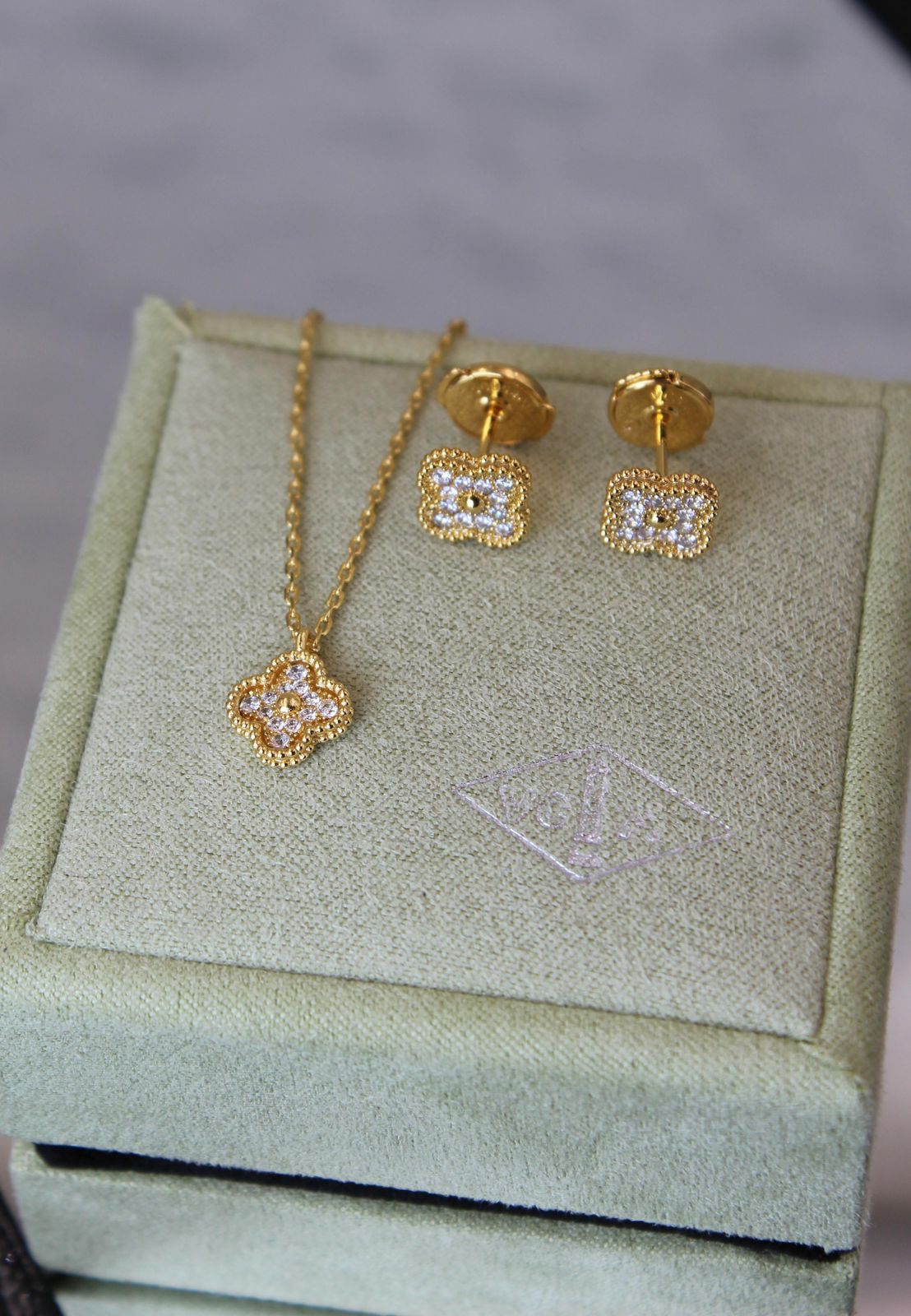 Van Cleef & Arpels Sweet Alhambra Diamond Set (Yellow Gold)