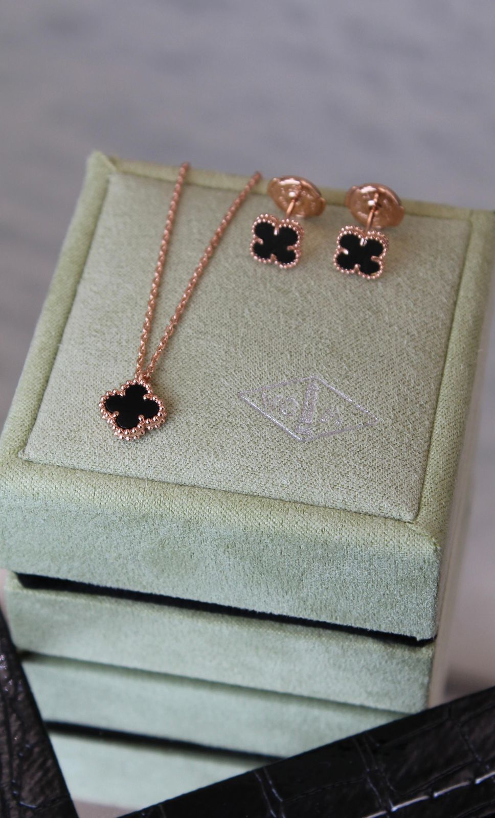 Van Cleef & Arpels Sweet Alhambra Set (Onyx)