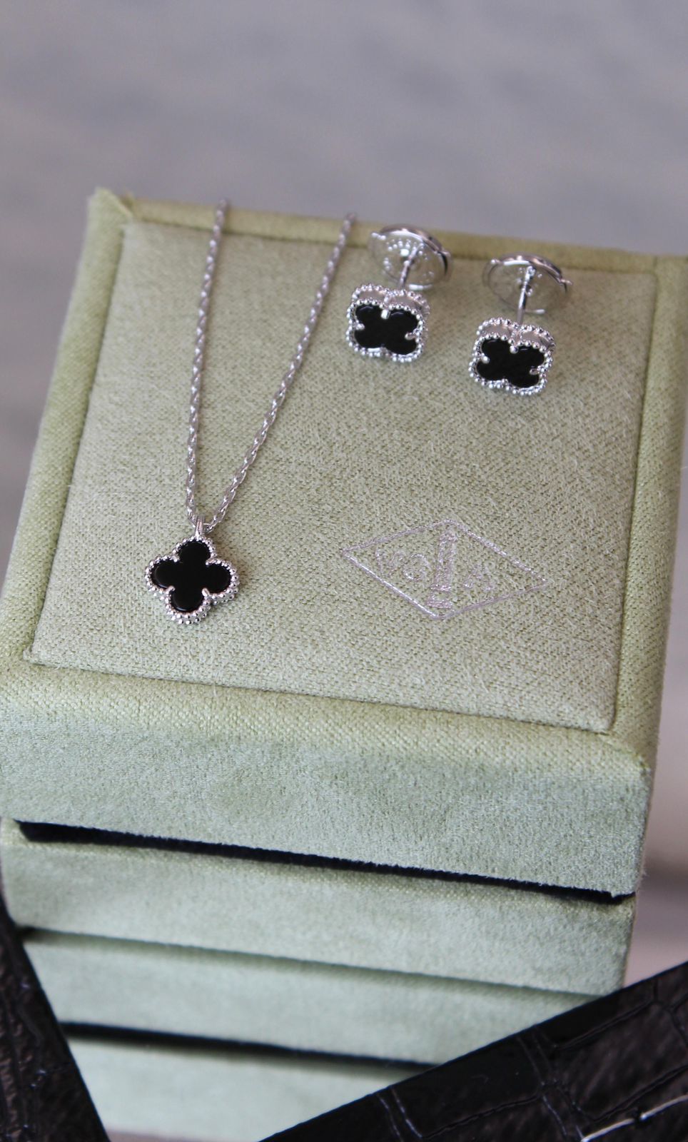 Van Cleef & Arpels Sweet Alhambra Set (Onyx)