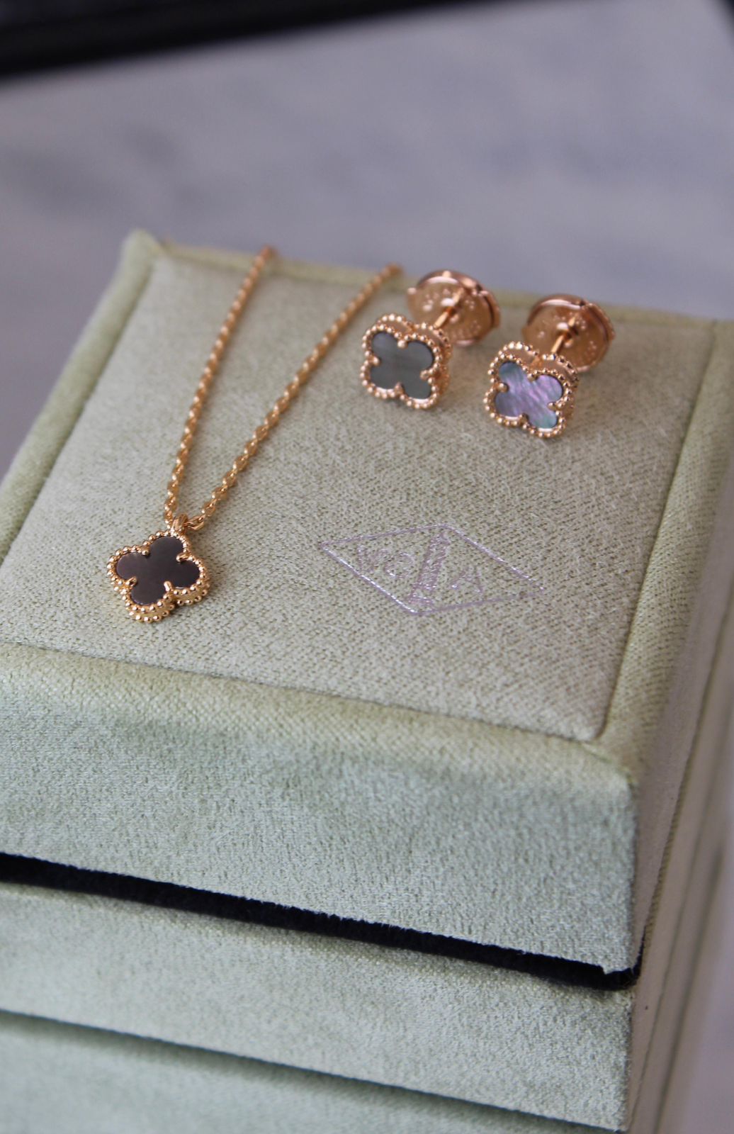 Van Cleef & Arpels Sweet Alhambra Set (Grey Mother-of-Pearl)