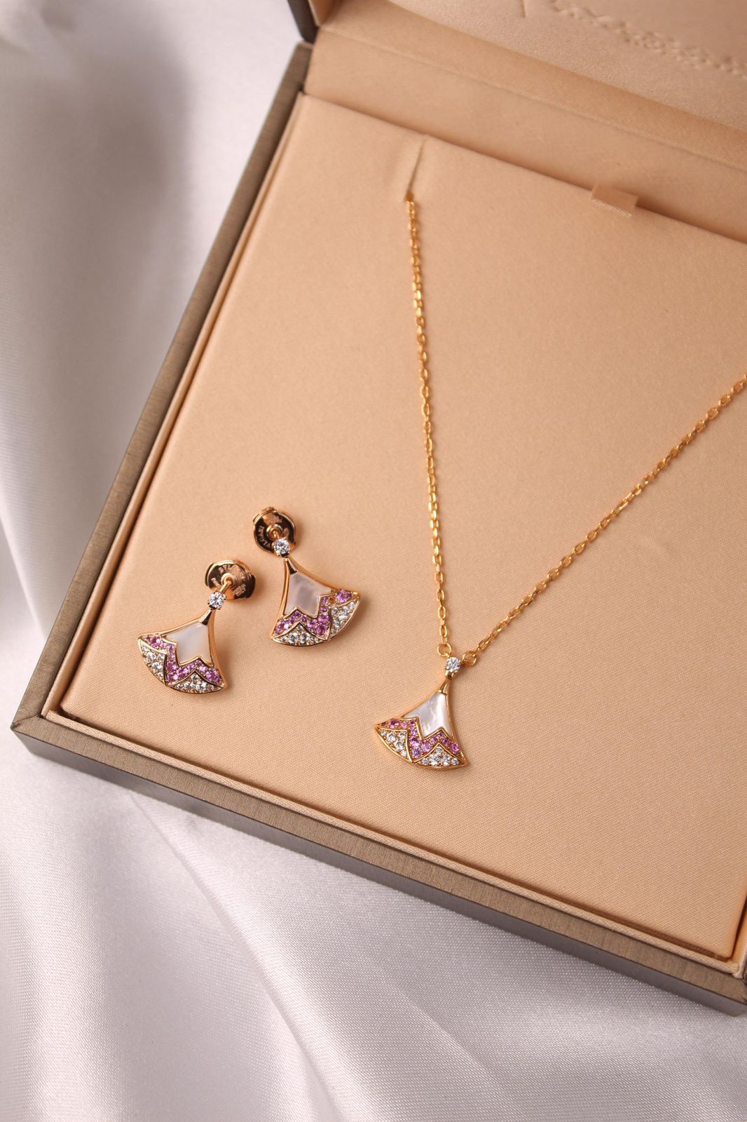Bulgari Divas' Dream Jewelry Set (Mother-of-Pearl, Pink Sapphires, and Diamonds) (Copy)