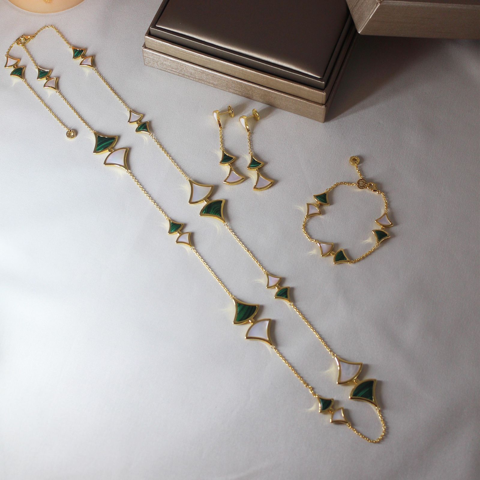 Bulgari Divas' Dream Jewelry Set (Malachite and Mother-of-Pearl)