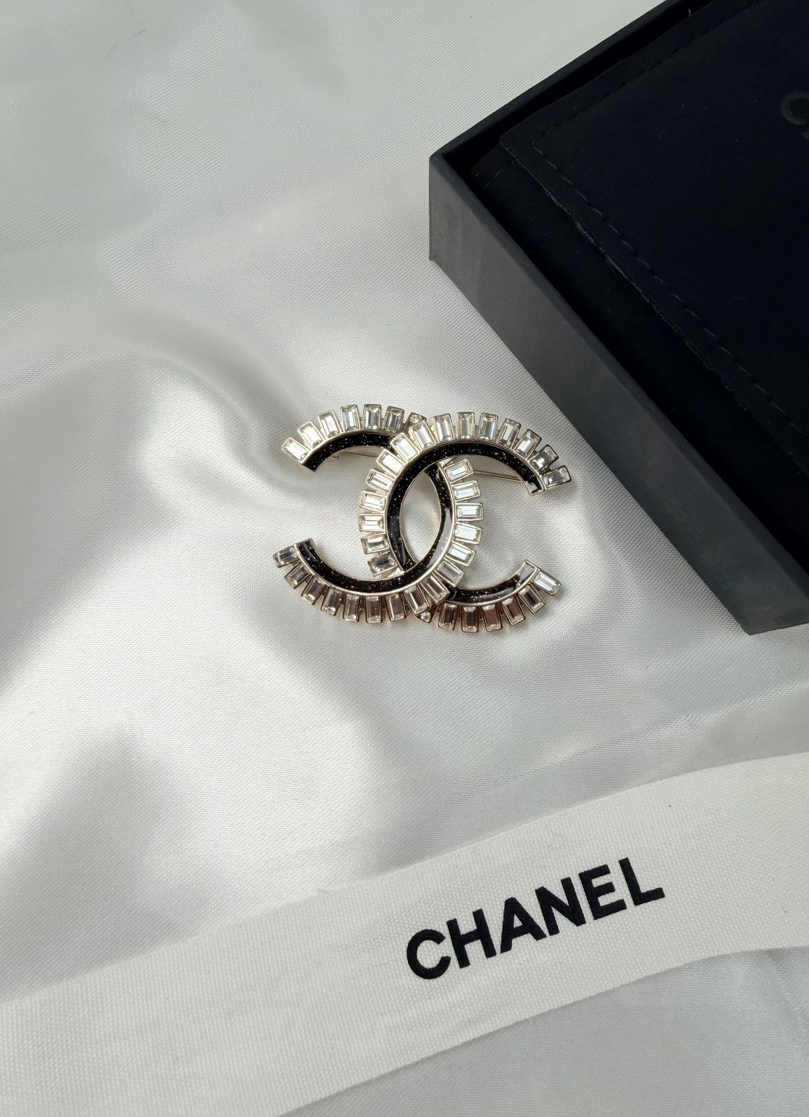 Chanel CC Baguette Crystal & Black Enamel Brooch (Gold/Black)