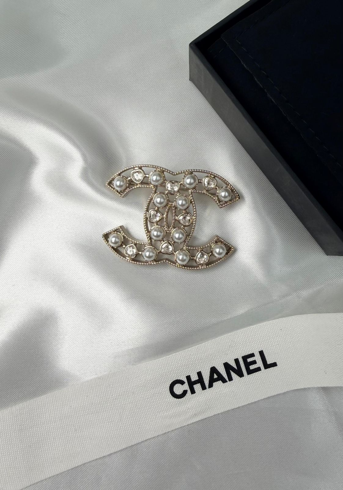 Chanel CC Heart and Pearl Brooch (Champagne Gold / Crystal / Pearly White)
