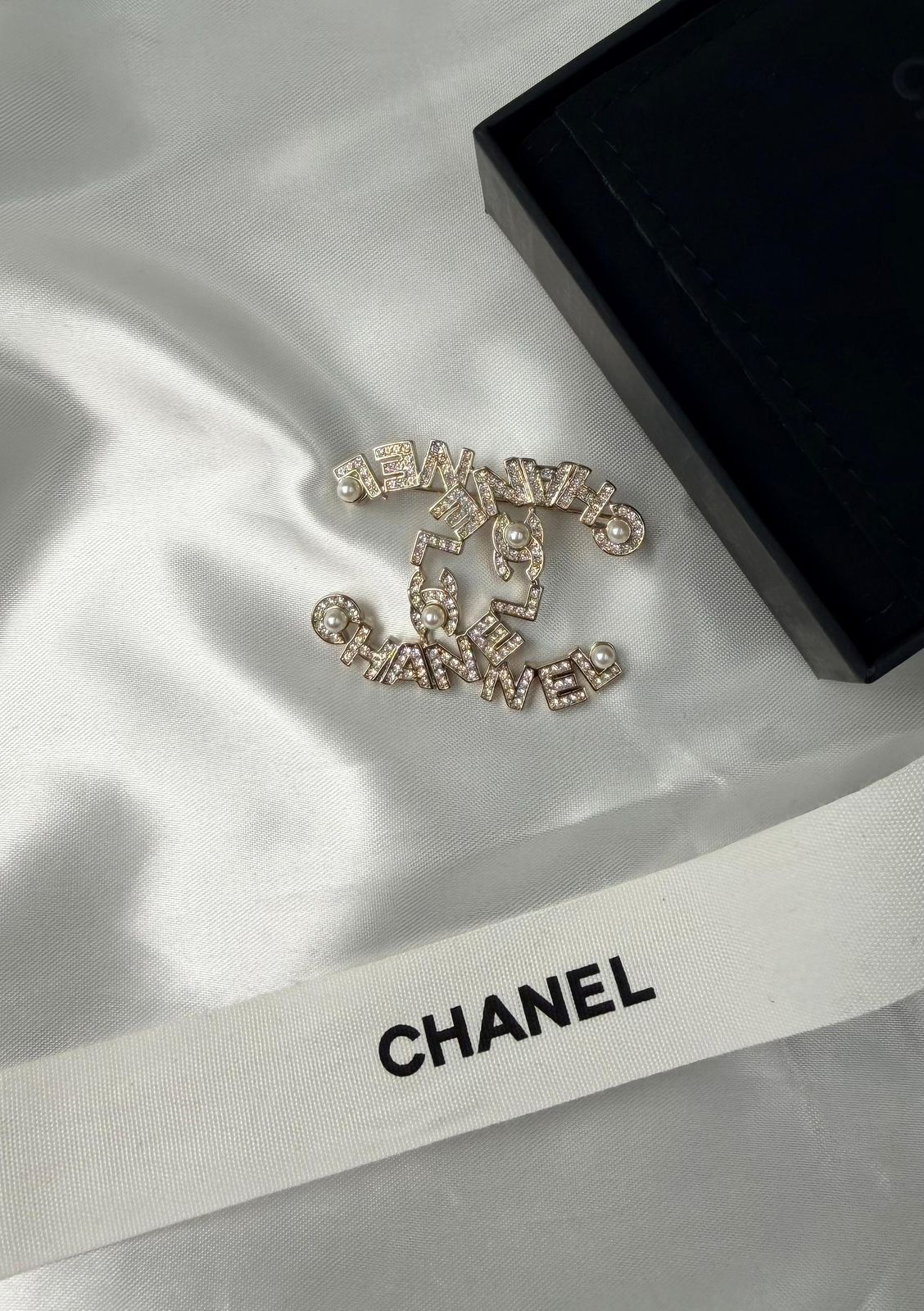 Chanel CC Ribbon & Crystal Brooch (Silver / Crystal)