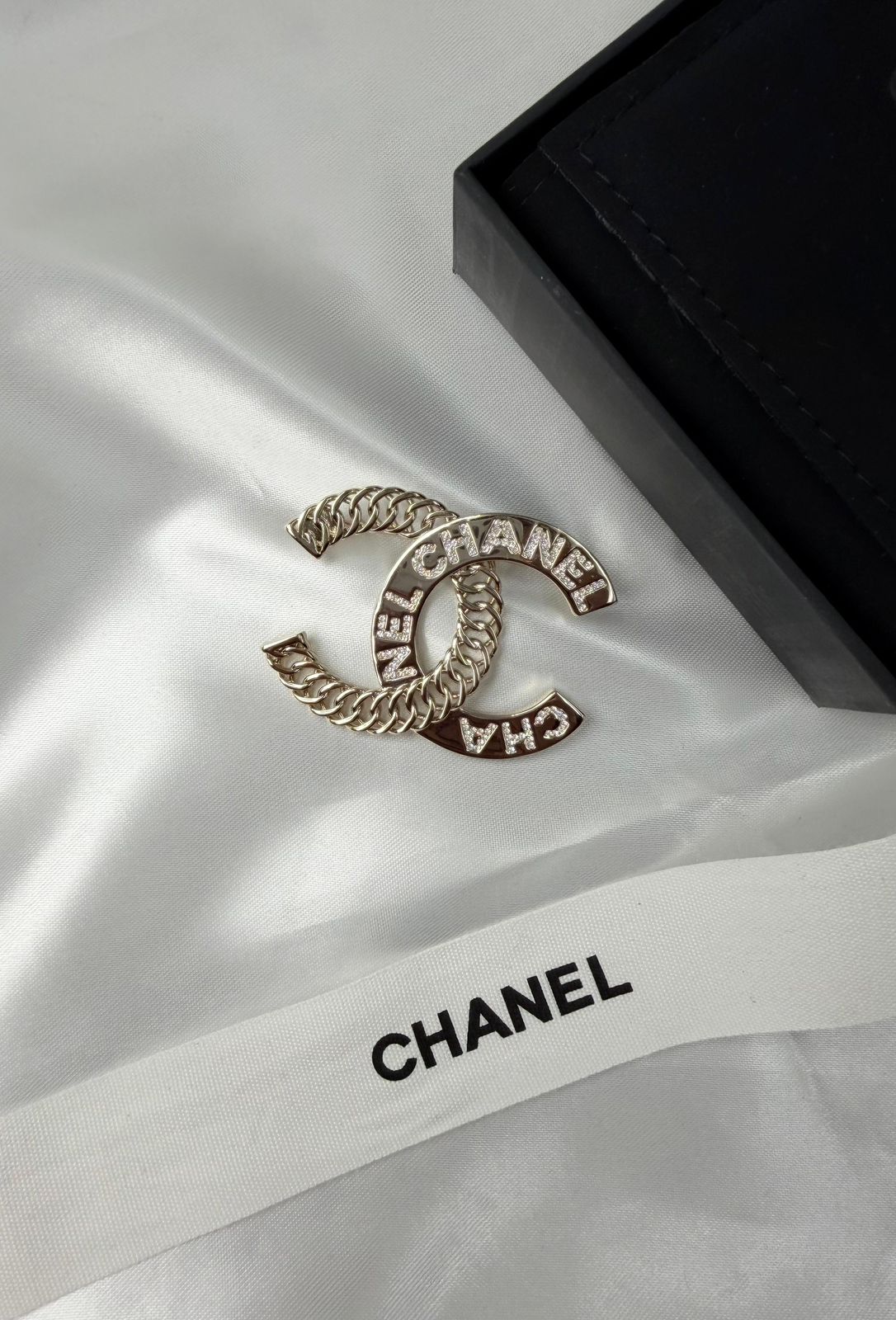Chanel CC Chain & Logo Brooch (Champagne Gold / Crystal)