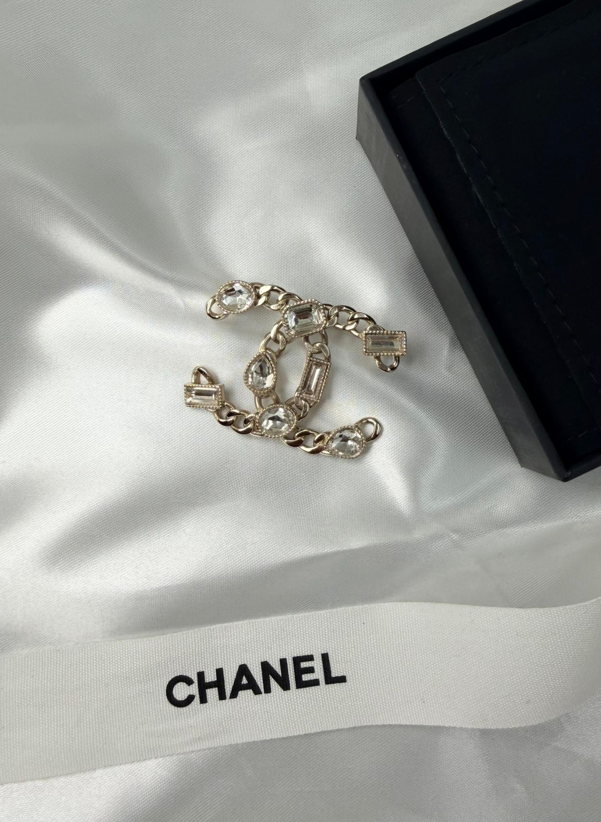 Chanel CC Chain & Crystal Brooch (Champagne Gold / Crystal)