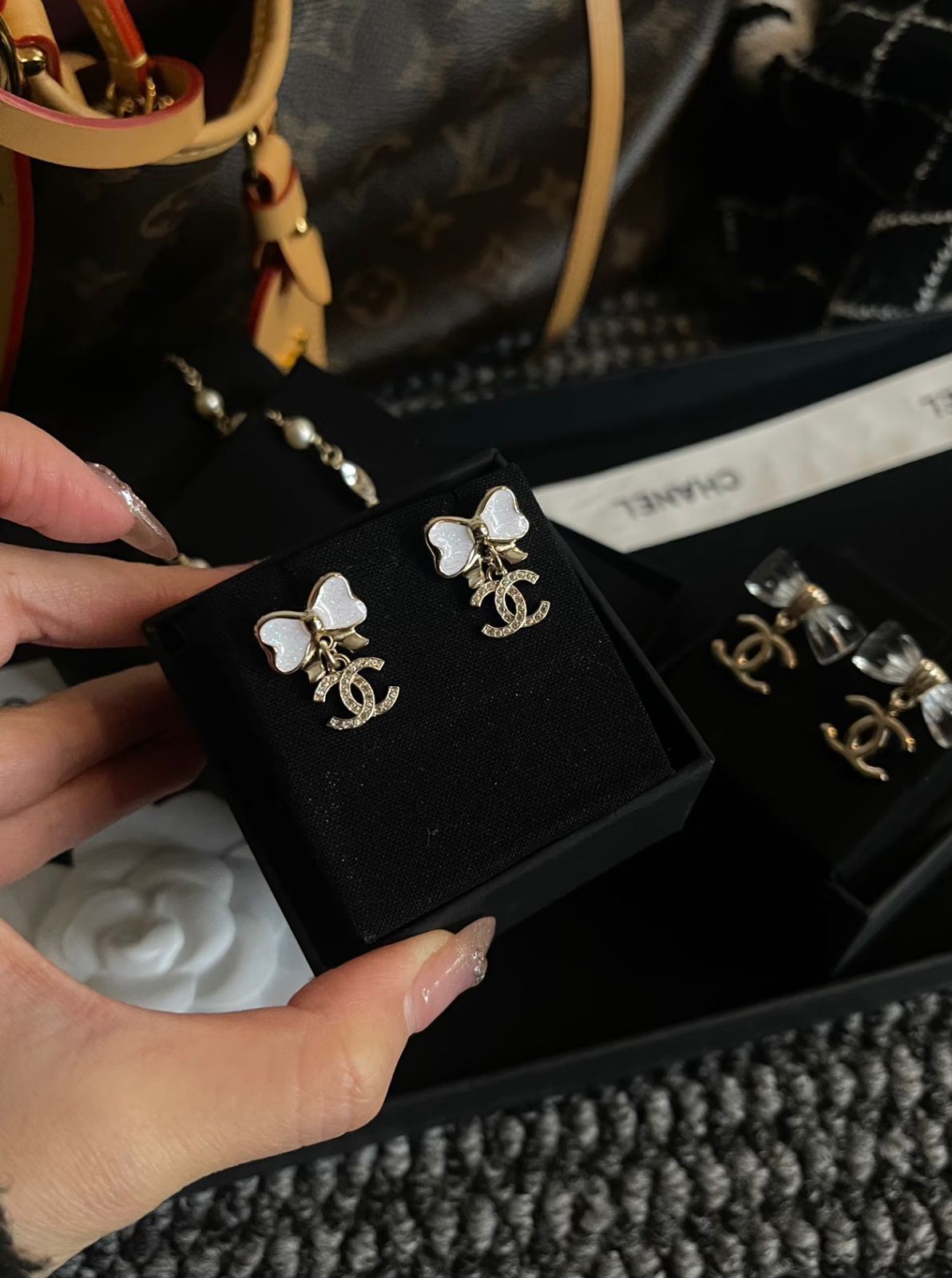 Chanel CC White Enamel Bow & Pearl Jewelry Set (Gold/White/Crystal)