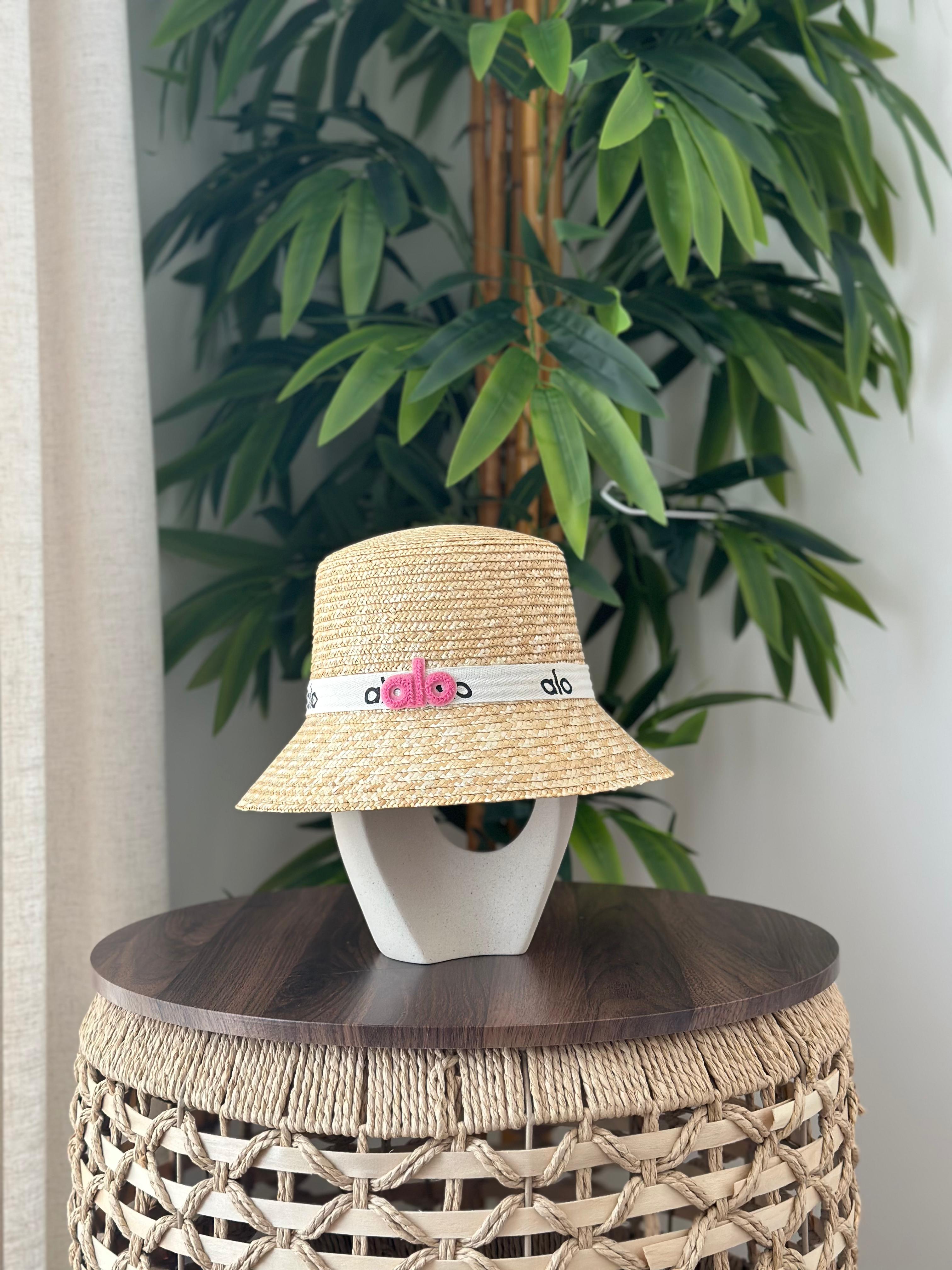 Alo Yoga Straw Bucket Hat (Natural / White & Pink)