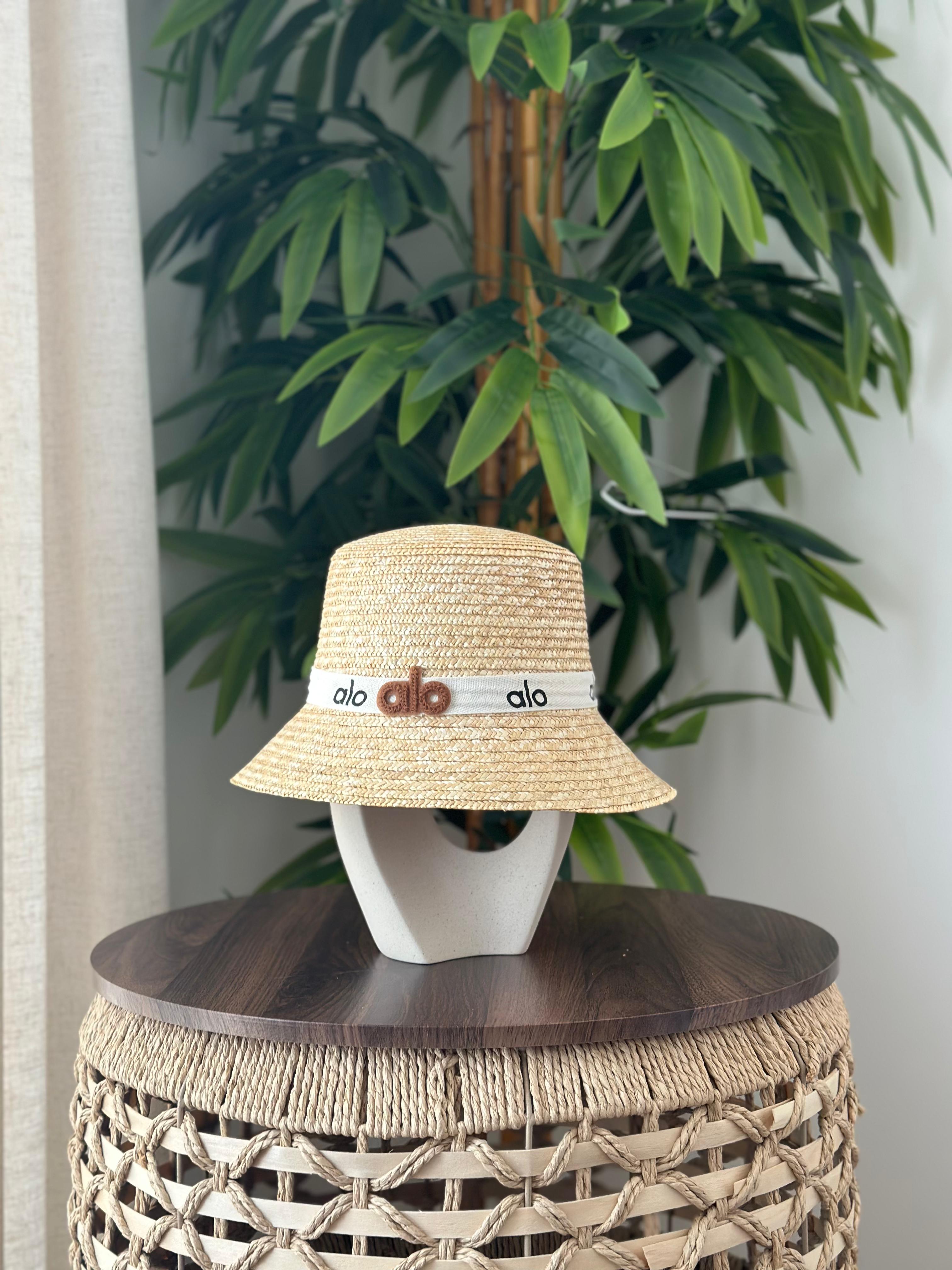 Alo Yoga Straw Bucket Hat (Natural / White)